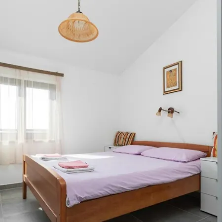 Apartment Hrast For Max 5 Persons 600m From The Beach